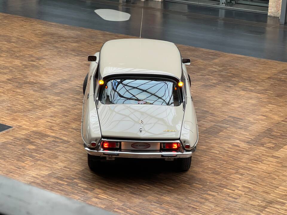 Image 13/25 of Citroën DS 20 Pallas (1972)