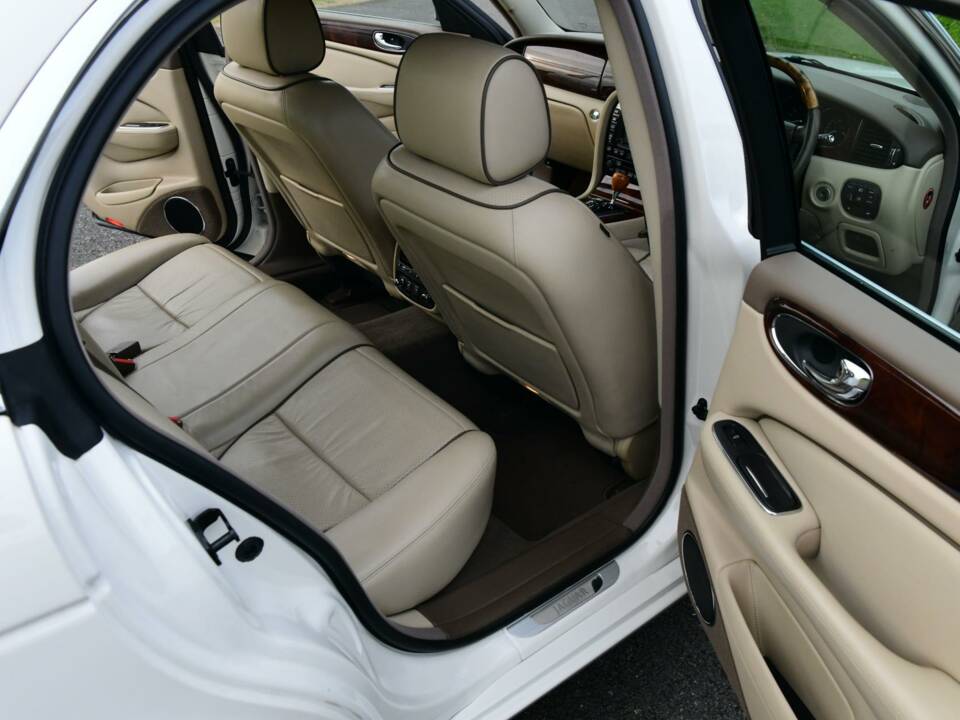 Image 41/50 of Jaguar XJ 8 4.2 (2008)