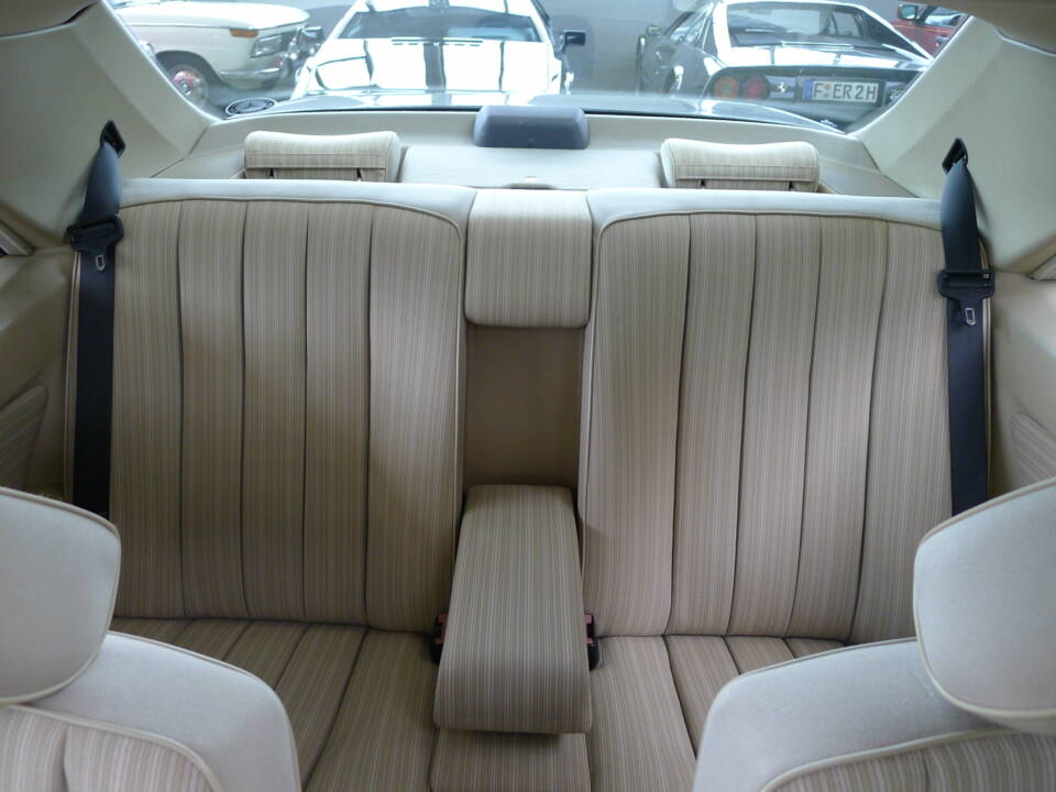 Image 20/33 of Mercedes-Benz 300 CE (1988)
