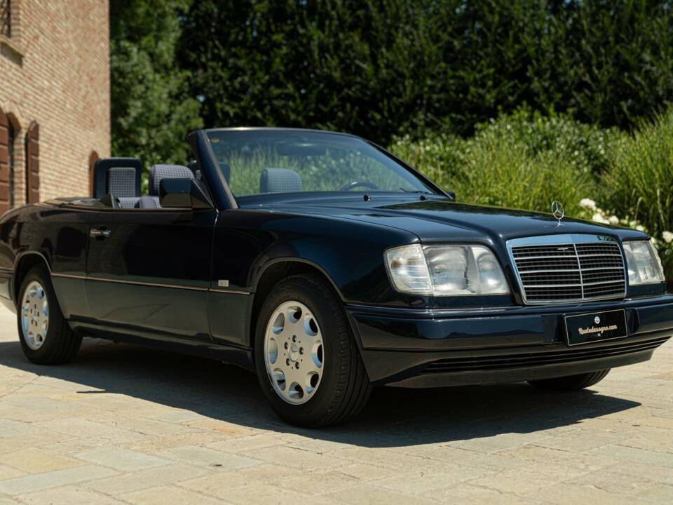 Bild 3/50 von Mercedes-Benz 200 CE (1997)