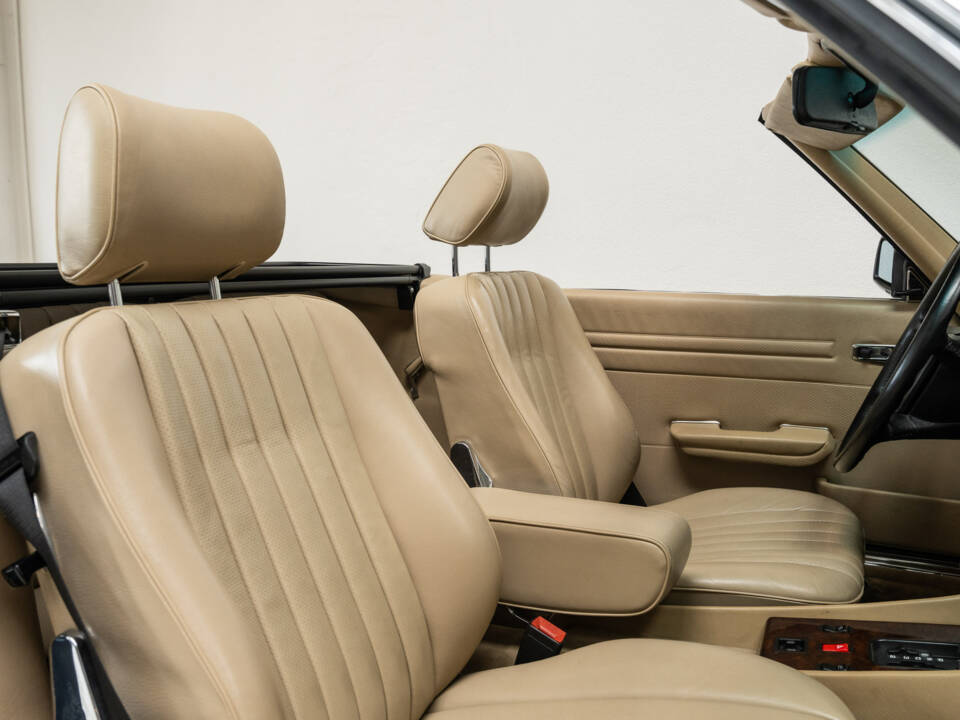 Image 22/40 of Mercedes-Benz 300 SL (1987)
