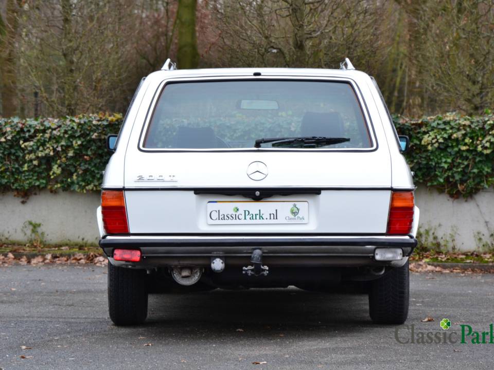 Image 4/43 de Mercedes-Benz 200 T (1984)