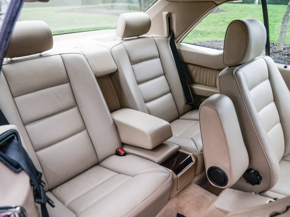 Immagine 25/47 di Mercedes-Benz E 220 (1995)