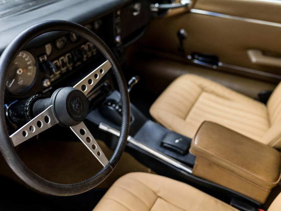 Bild 10/15 von Jaguar E-Type V12 (2+2) (1972)