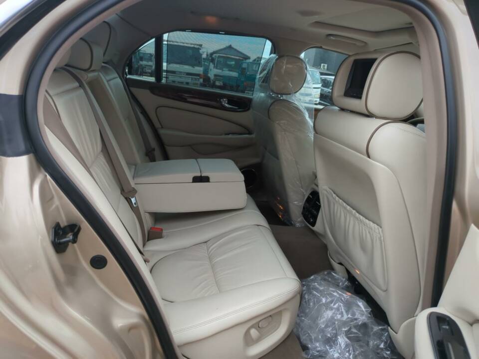Image 11/25 de Jaguar XJ 8 4.2 (2003)