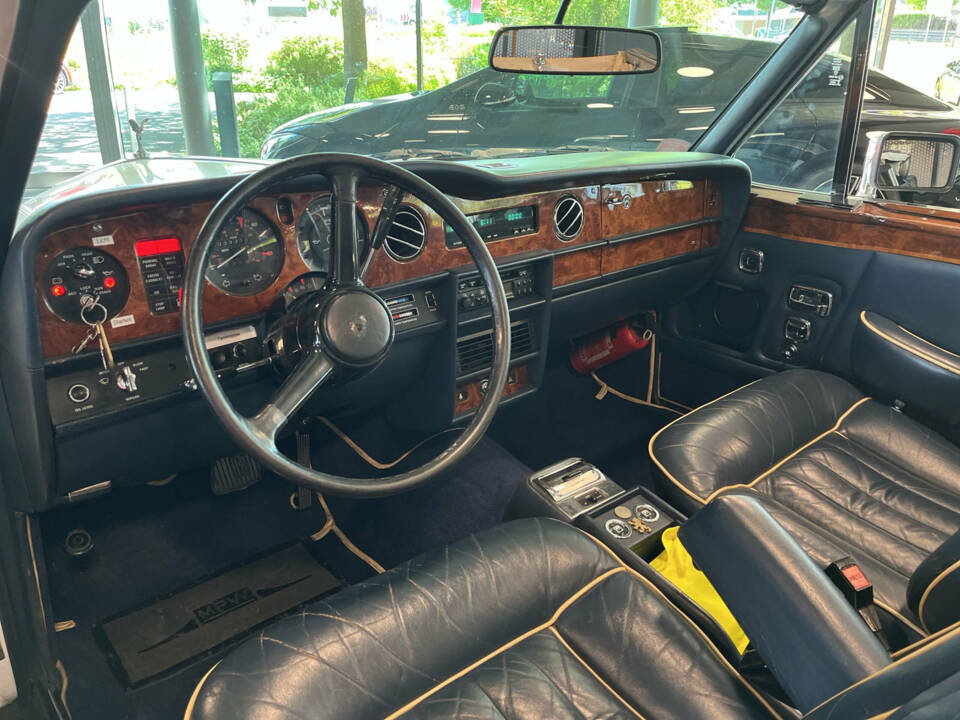 Image 8/23 of Rolls-Royce Corniche I (1984)
