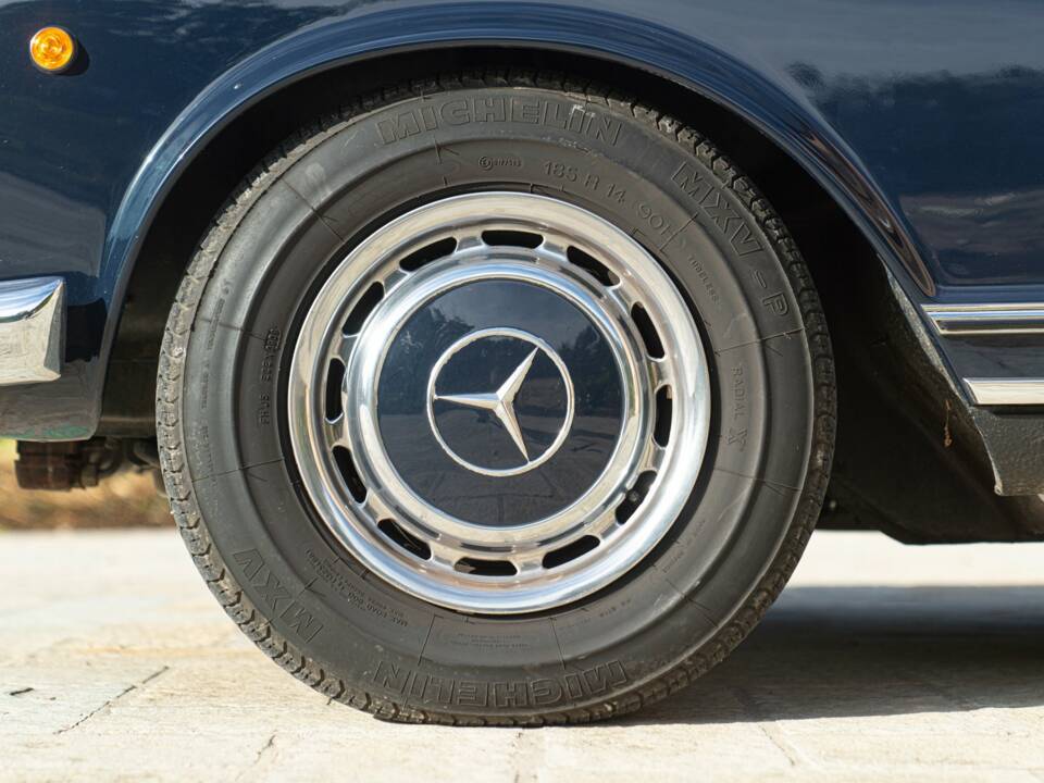 Image 17/50 de Mercedes-Benz 280 SL (1969)