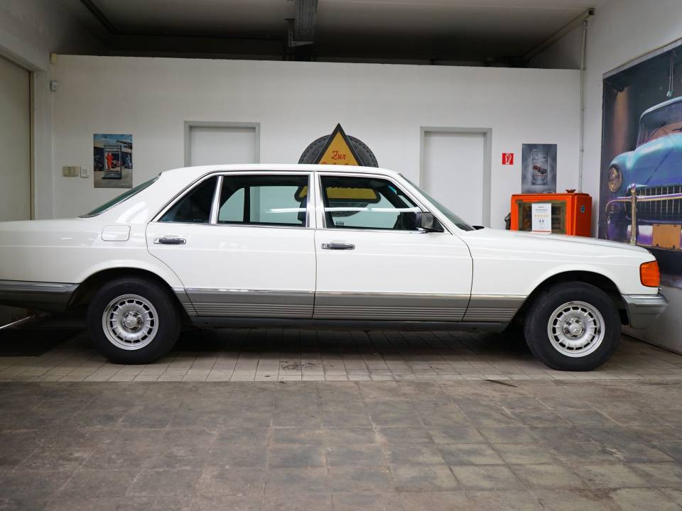 Image 32/33 of Mercedes-Benz 500 SEL (1984)