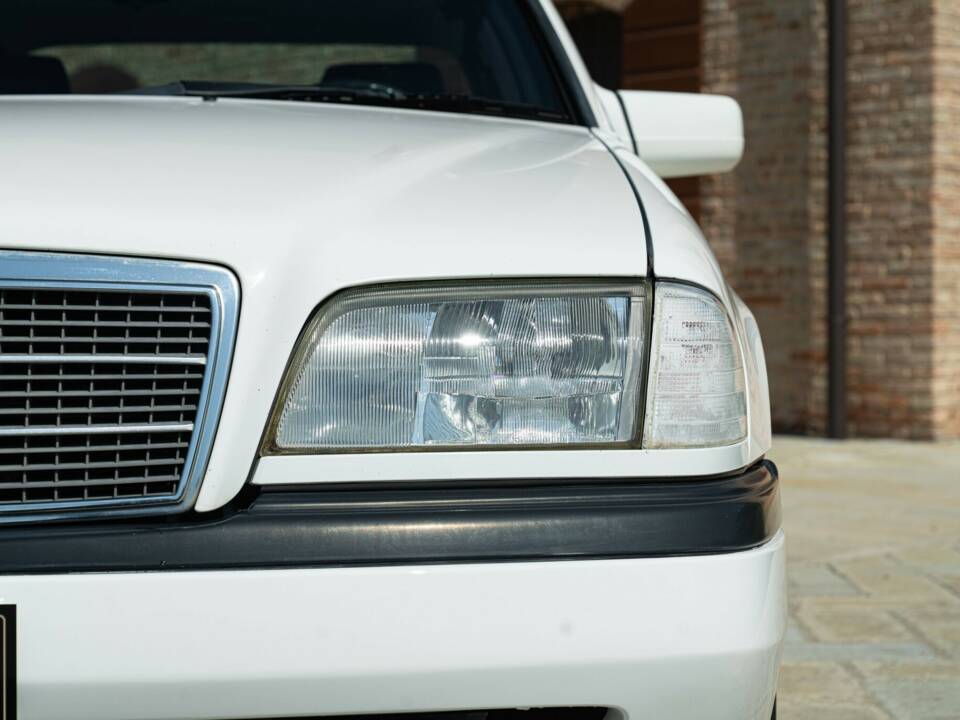 Immagine 18/50 di Mercedes-Benz C 200 Kompressor (1996)