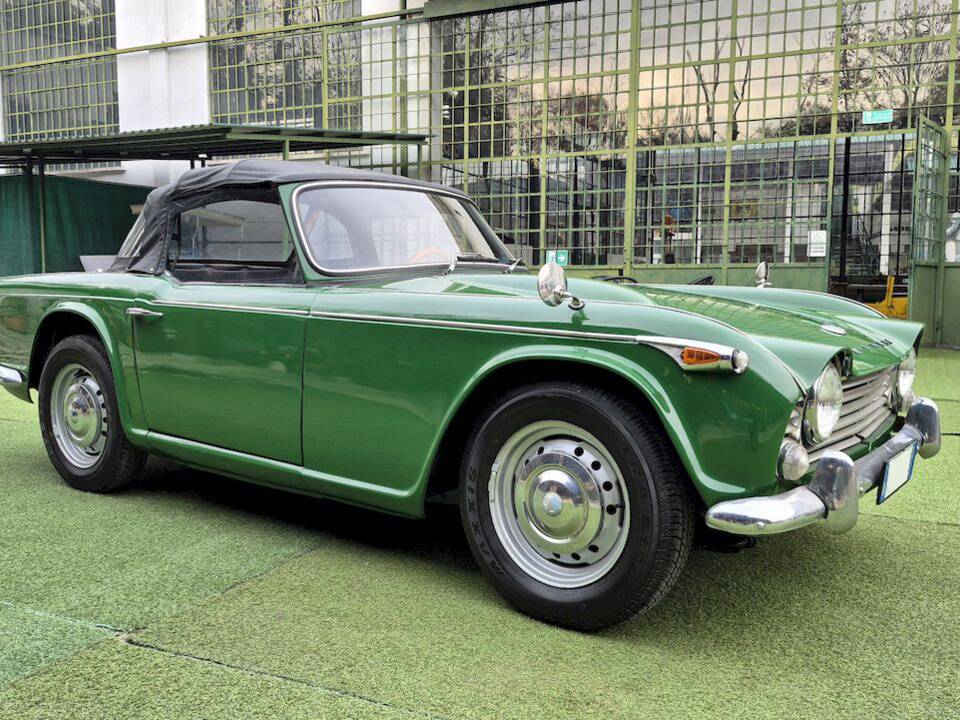 Image 54/66 of Triumph TR 4A IRS (1966)