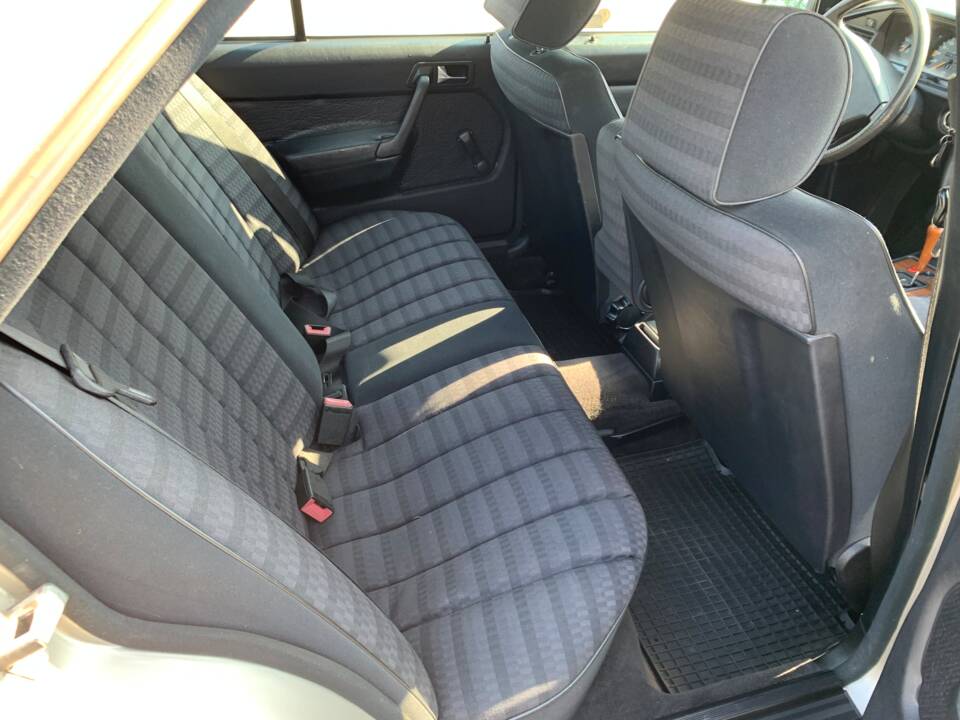 Bild 16/18 von Mercedes-Benz 190 E 1.8 (1991)