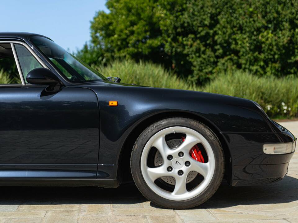 Immagine 17/50 di Porsche 911 Carrera 4S (1996)