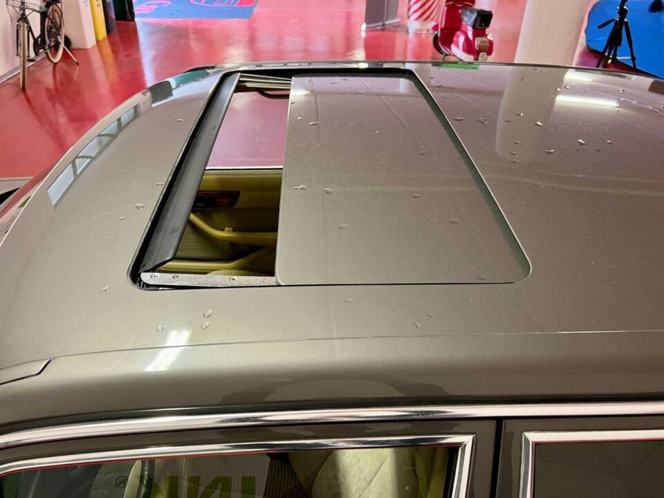 Image 16/30 of Mercedes-Benz 380 SE (1985)