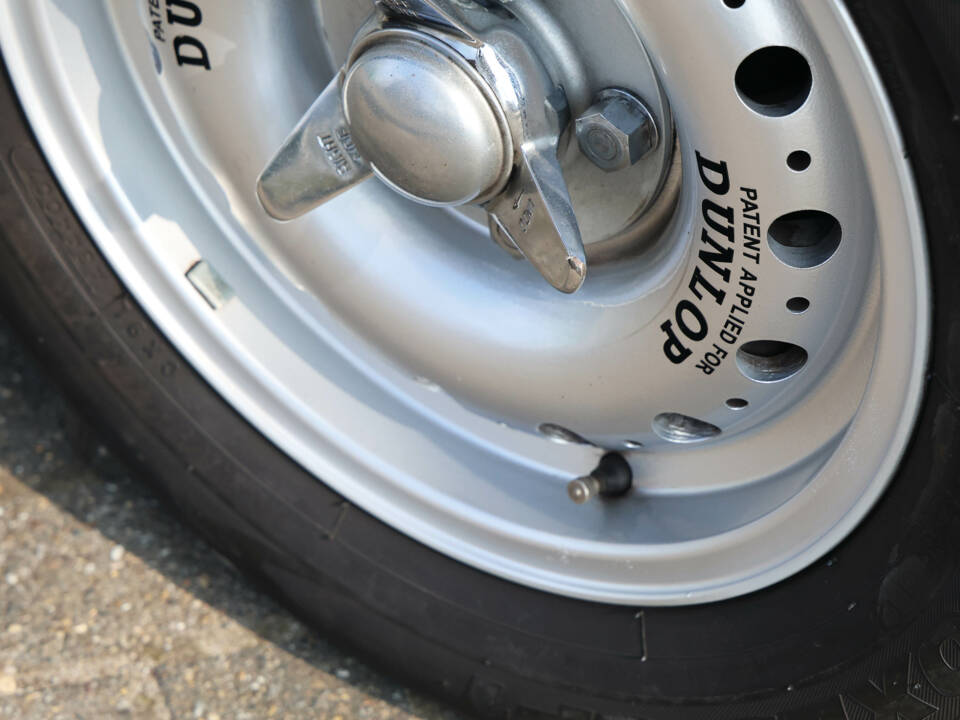Image 19/60 of Jaguar D-Type (1967)