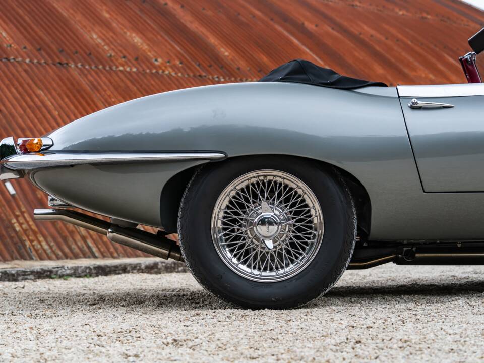 Image 34/34 de Jaguar E-Type (1968)