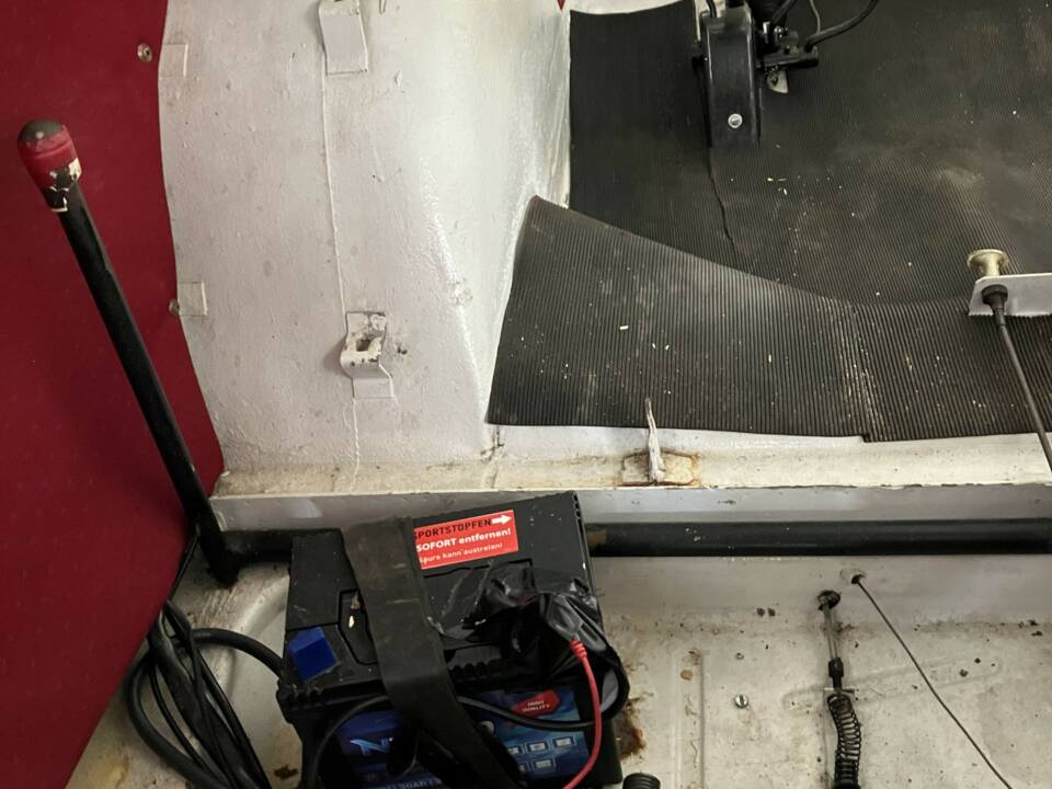 Batterie ohne Abdeckung, Schaltgestänge.