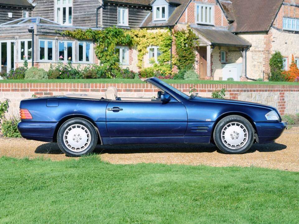 Image 2/50 of Mercedes-Benz SL 280 (1996)