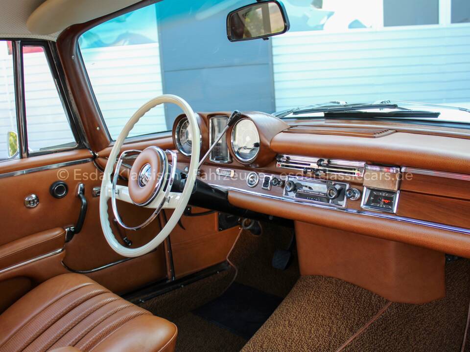 Image 26/32 of Mercedes-Benz 250 SE (1967)