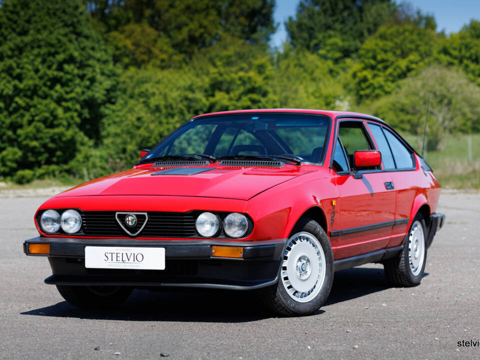 Imagen 2/36 de Alfa Romeo GTV 6 2.5 (1986)