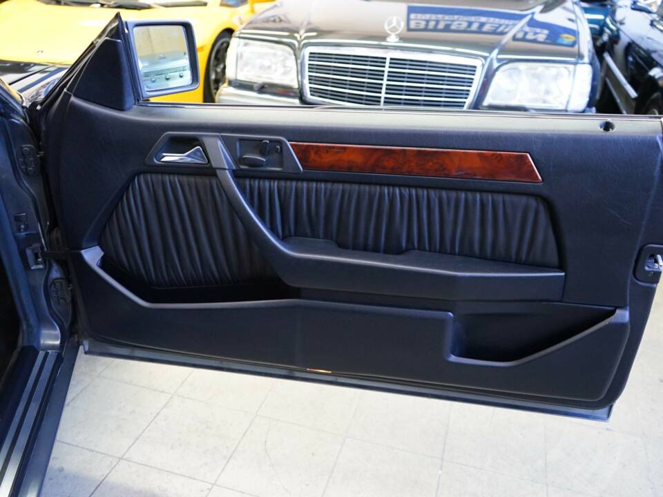 Immagine 16/30 di Mercedes-Benz 320 CE (1993)