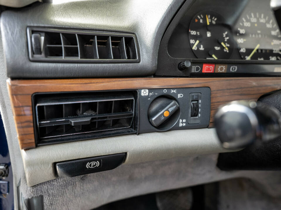 Image 15/40 of Mercedes-Benz 380 SE (1985)