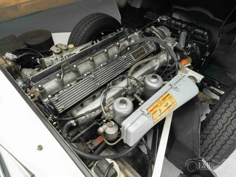 Image 17/19 de Jaguar E-Type (1969)