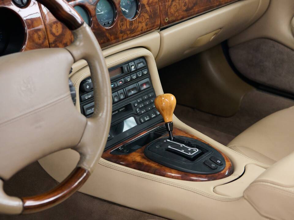 Bild 41/50 von Jaguar XK8 4.0 (2002)