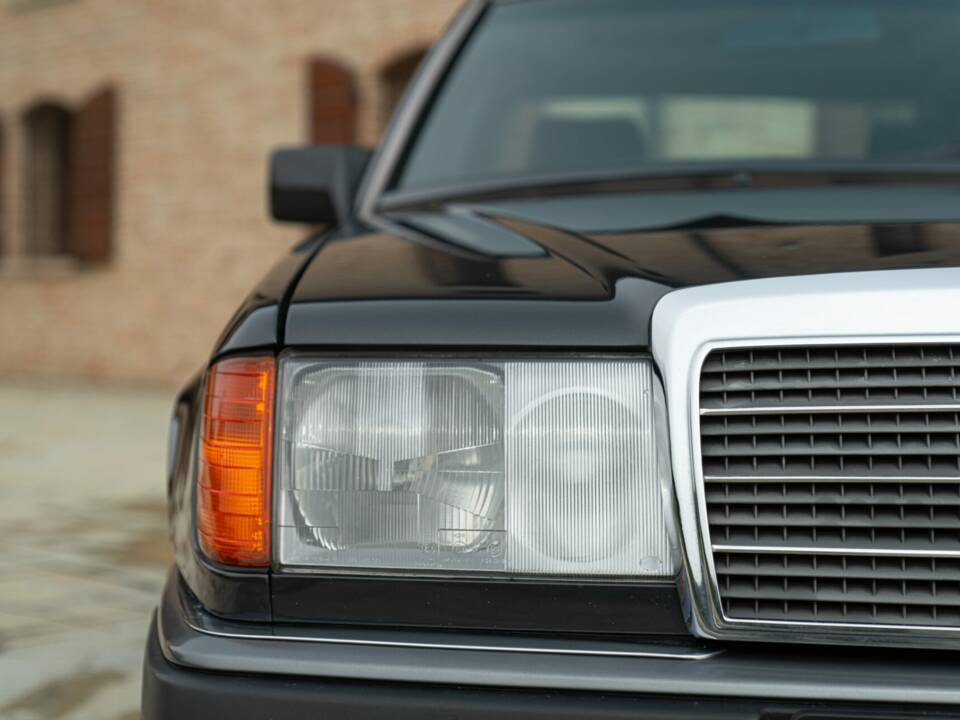 Bild 11/49 von Mercedes-Benz 320 E (1993)