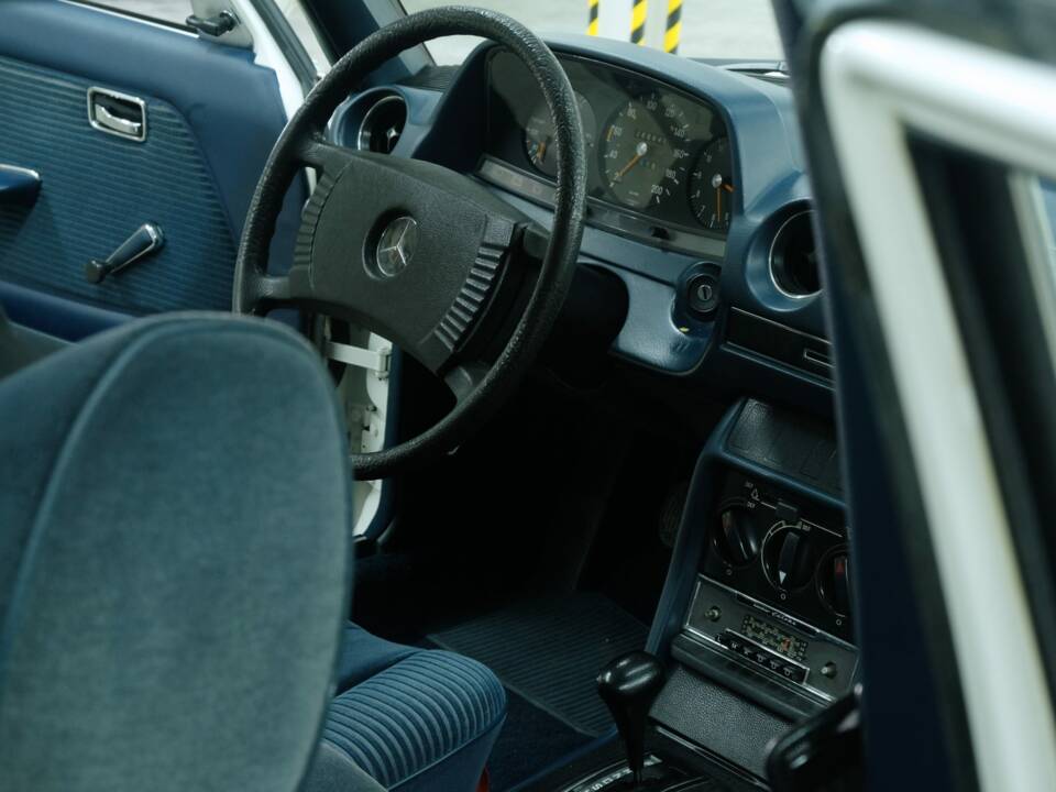 Bild 34/50 von Mercedes-Benz 230 (1977)