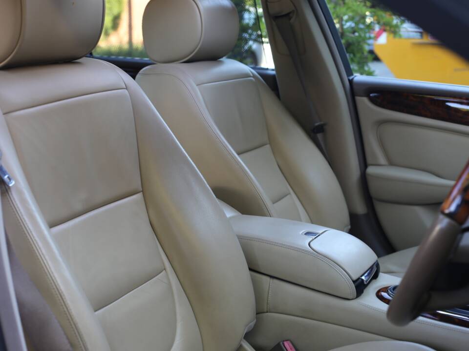 Imagen 56/77 de Jaguar XJ 8 4.2 (2005)