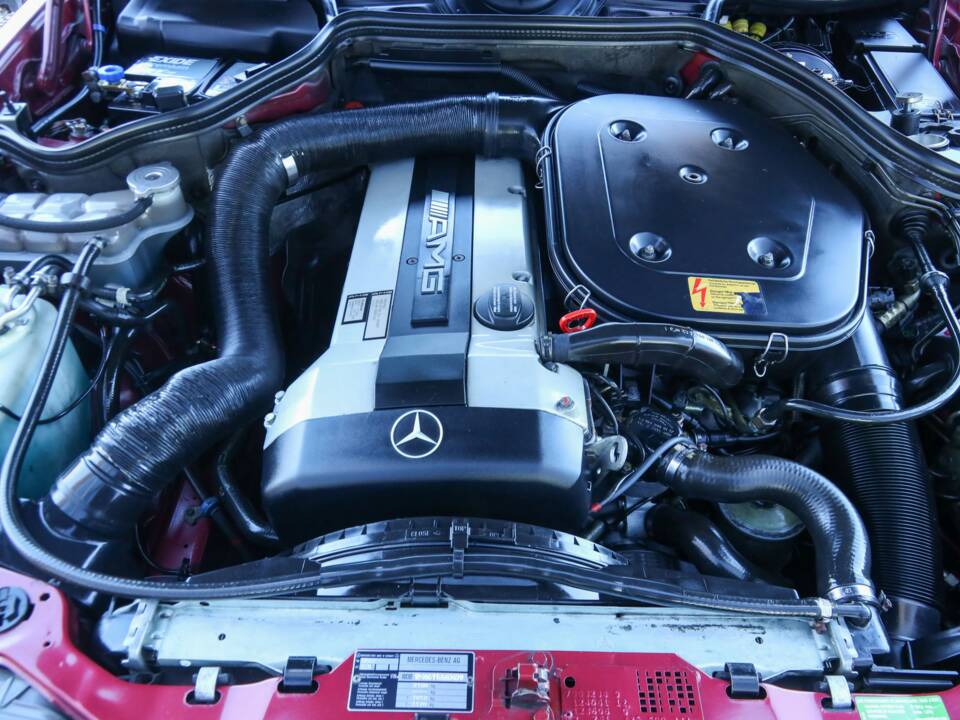 Immagine 19/50 di Mercedes-Benz 300 CE-24 3.4 AMG (1993)