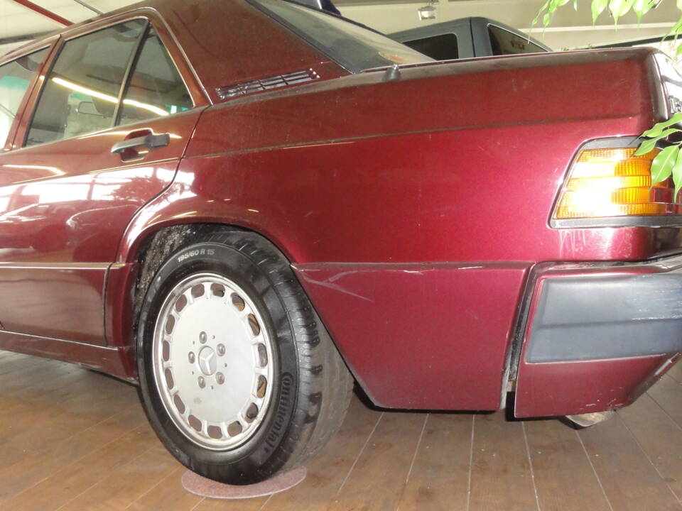 Image 42/137 of Mercedes-Benz 190 E 1.8 Avantgarde &quot;Rosso&quot; (1992)