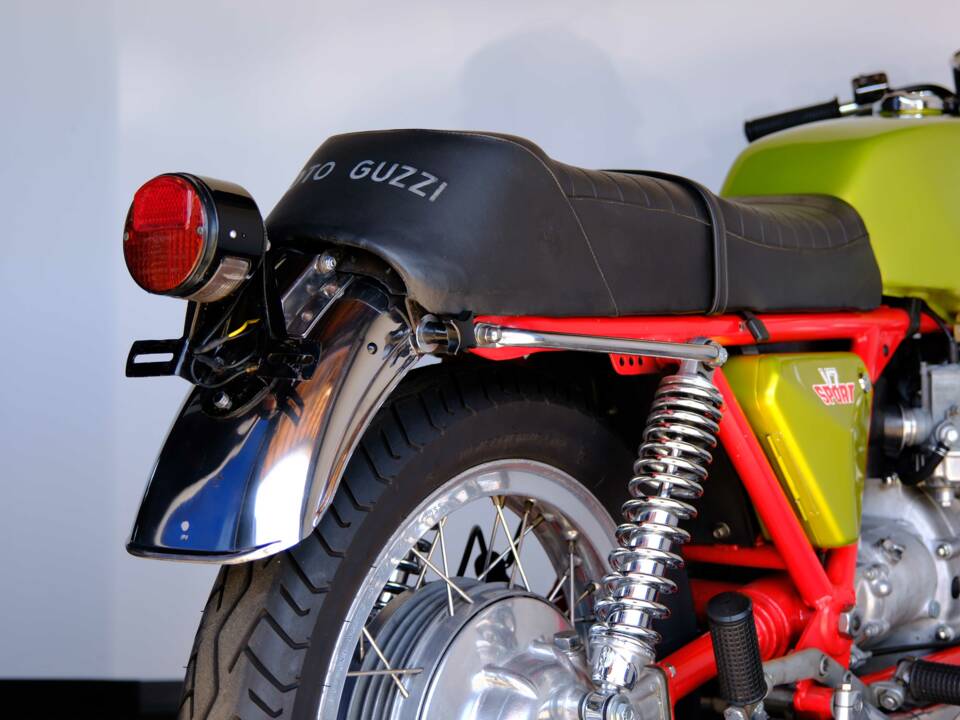 Immagine 75/80 di Moto Guzzi V7 Sport (1972)