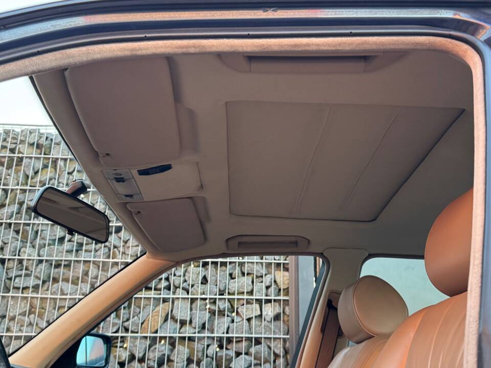 Immagine 38/99 di BMW 735i (1988)