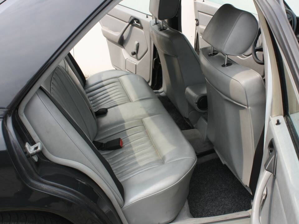 Immagine 6/13 di Mercedes-Benz 230 E (1986)