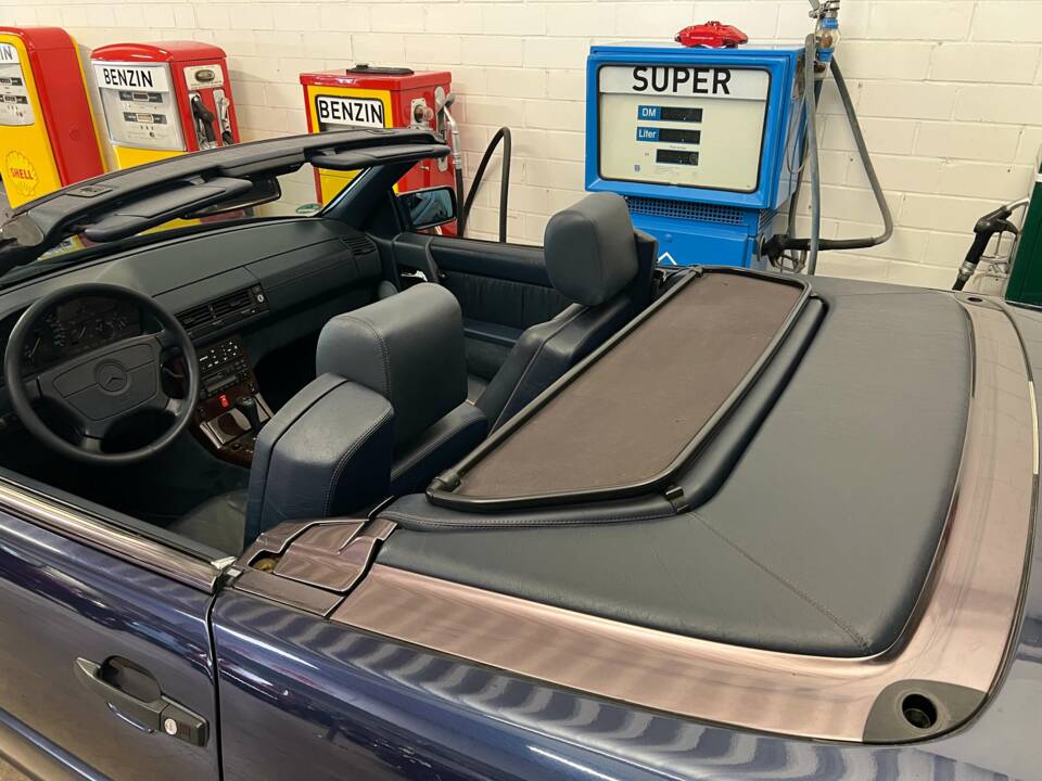 Image 21/21 de Mercedes-Benz SL 280 (1995)
