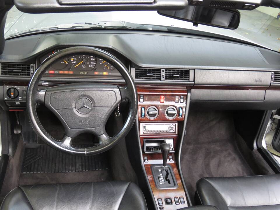 Imagen 24/39 de Mercedes-Benz E 200 (1996)