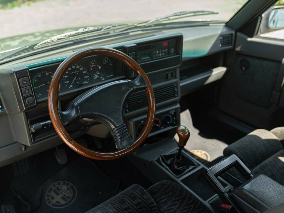 Image 44/50 de Alfa Romeo 75 2.0 Twin Spark (1989)