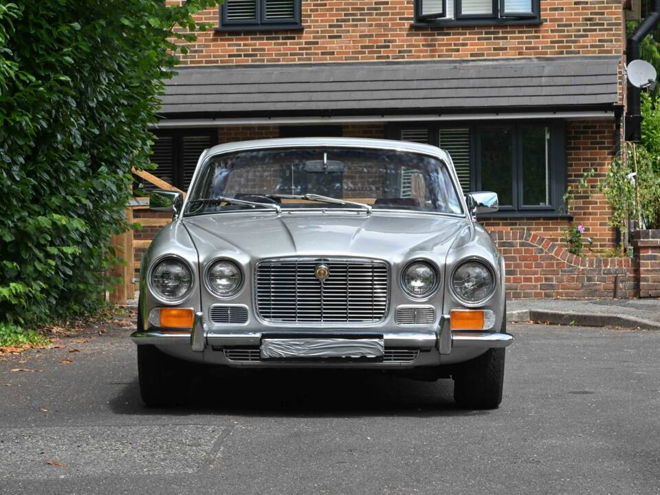 Image 6/50 of Jaguar XJ 6 4.2 (1971)