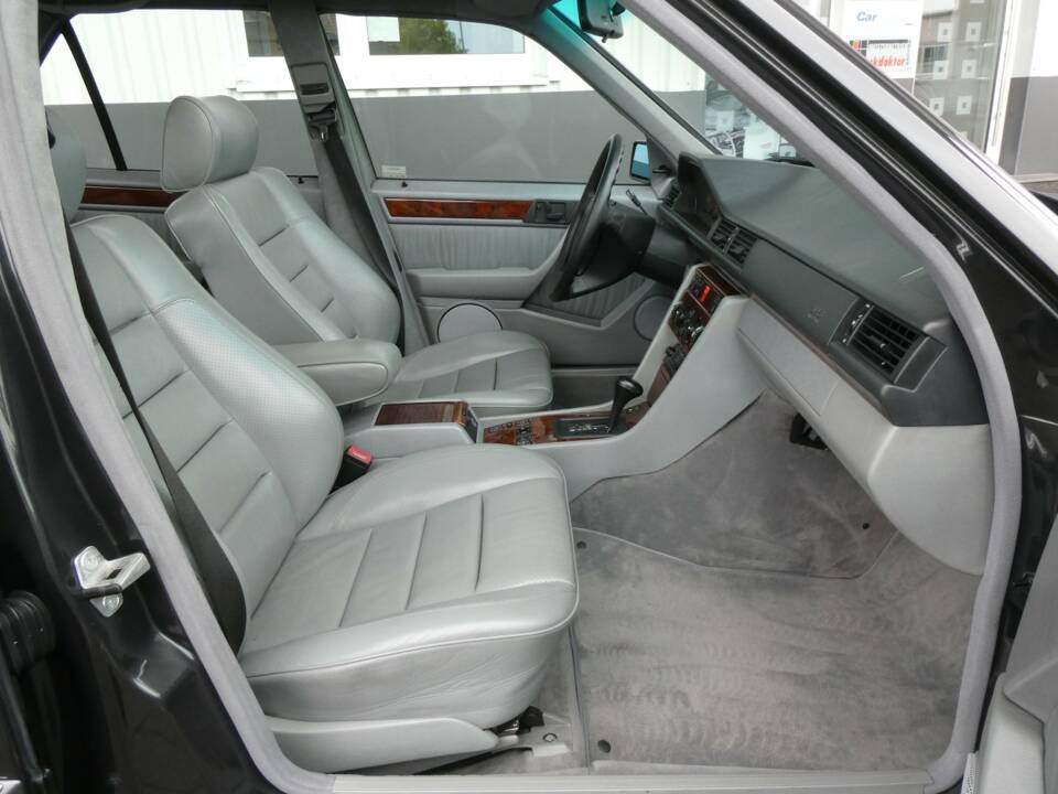 Image 13/21 of Mercedes-Benz 500 E (1992)