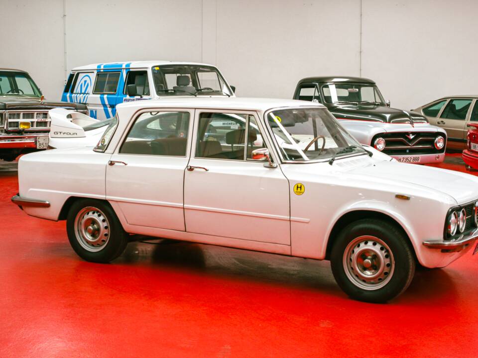 Bild 13/34 von Alfa Romeo Giulia Nuova Super 1600 (1979)