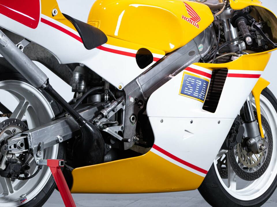Bild 44/50 von Honda DUMMY (1992)