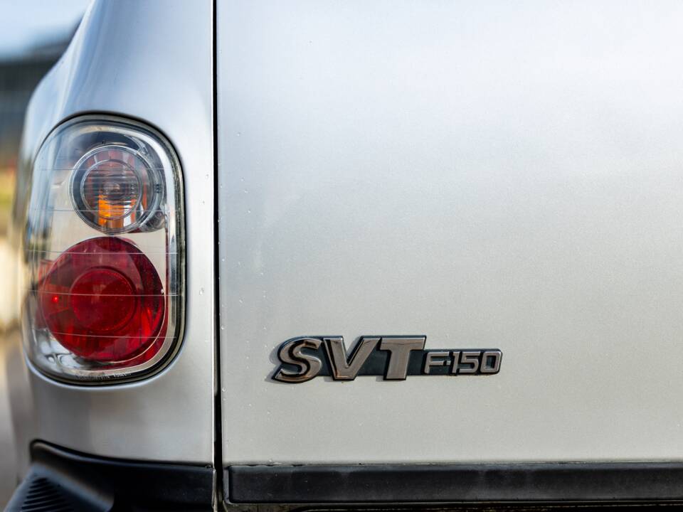 Image 26/50 of Ford F-150 SVT Lightning (2002)