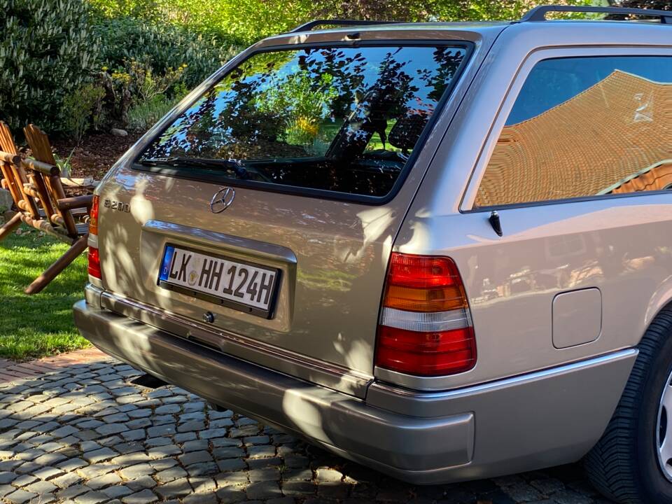 Bild 6/33 von Mercedes-Benz E 200 T (1994)