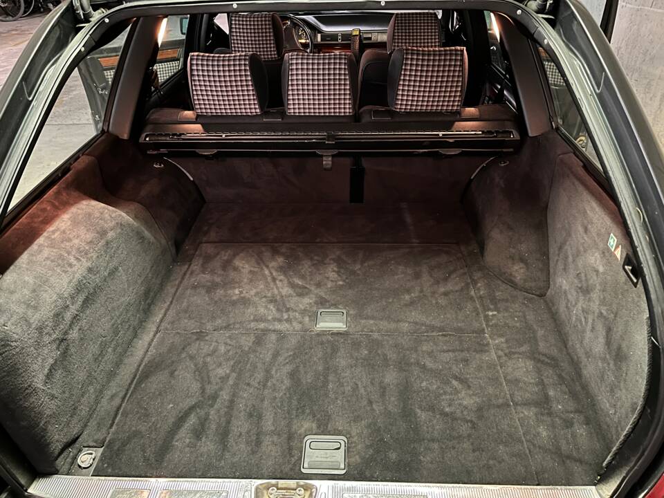 Afbeelding 26/74 van Mercedes-Benz 220 TE (1993)