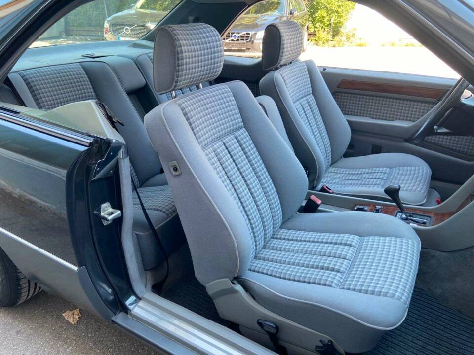 Immagine 10/18 di Mercedes-Benz 230 CE (1991)