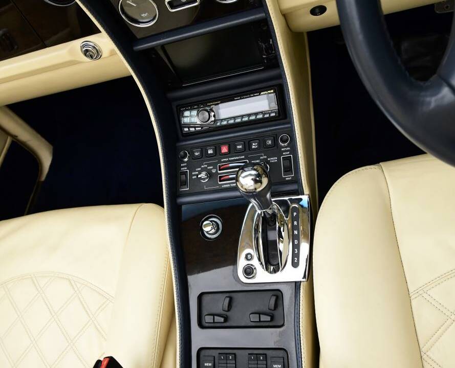 Immagine 41/50 di Bentley Azure Mulliner (2003)