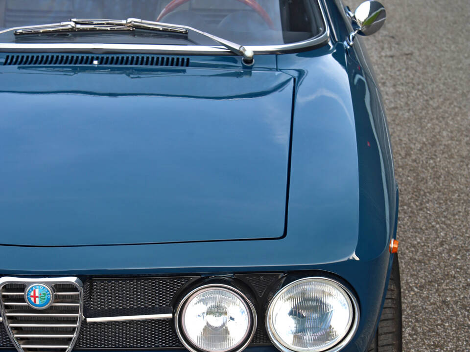 Image 13/85 de Alfa Romeo 1750 GT Veloce (1970)