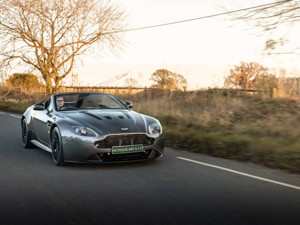 Image 12/55 de Aston Martin V12 Vantage AMR Roadster (2018)