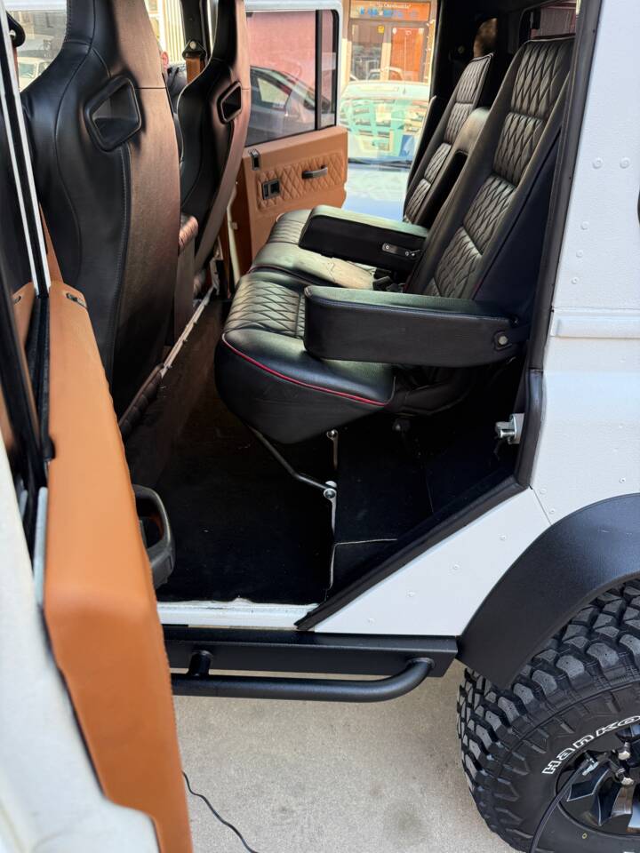 Afbeelding 8/73 van Land Rover Defender 110 (2005)